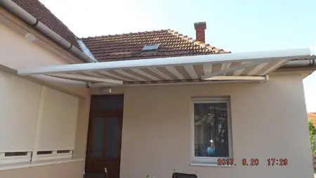 Nagy méretű robusztus napellenző szerkezet