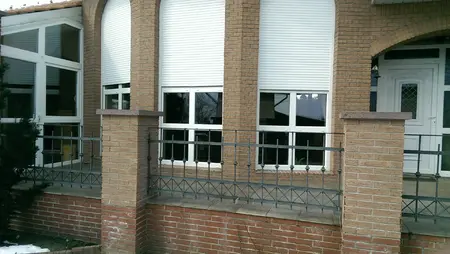 Hőszigetelő habbal töltött motoros redőnylécek
