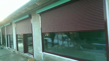Nagy felületű ablakok motoros redőnyös árnyékolása
