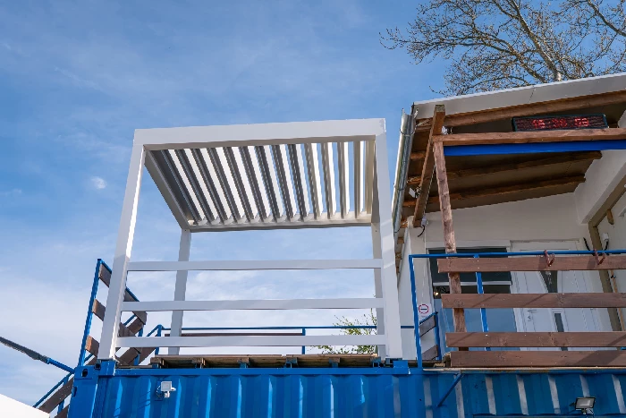 Lamelás nyitható modern pergola teraszra